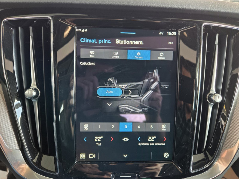 Photo 17 de l'offre de Volvo V60 (2) T6 AWD Hybride rechargeable 253 ch + 145 ch Geartronic 8 Plus Dark à 52990€ chez Carlyss automobiles Vitré