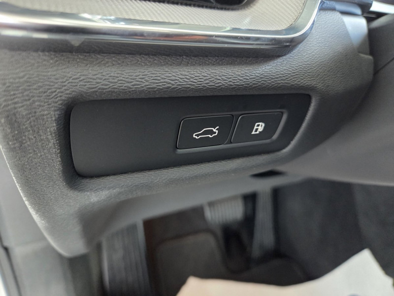 Photo 29 de l'offre de Volvo V60 (2) T6 AWD Hybride rechargeable 253 ch + 145 ch Geartronic 8 Plus Dark à 52990€ chez Carlyss automobiles Vitré