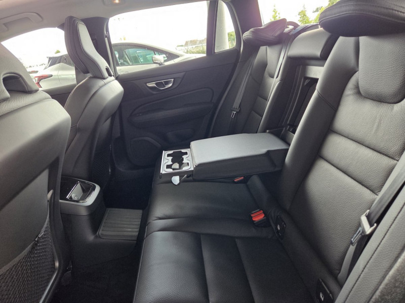 Photo 11 de l'offre de Volvo V60 (2) T6 AWD Hybride rechargeable 253 ch + 145 ch Geartronic 8 Plus Dark à 52990€ chez Carlyss automobiles Vitré
