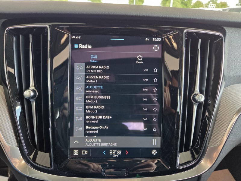 Photo 18 de l'offre de Volvo V60 (2) T6 AWD Hybride rechargeable 253 ch + 145 ch Geartronic 8 Plus Dark à 52990€ chez Carlyss automobiles Vitré
