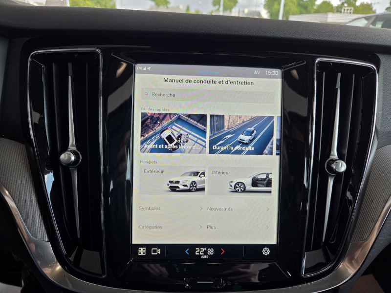 Photo 20 de l'offre de Volvo V60 (2) T6 AWD Hybride rechargeable 253 ch + 145 ch Geartronic 8 Plus Dark à 52990€ chez Carlyss automobiles Vitré