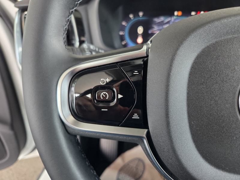 Photo 22 de l'offre de Volvo V60 (2) T6 AWD Hybride rechargeable 253 ch + 145 ch Geartronic 8 Plus Dark à 52990€ chez Carlyss automobiles Vitré