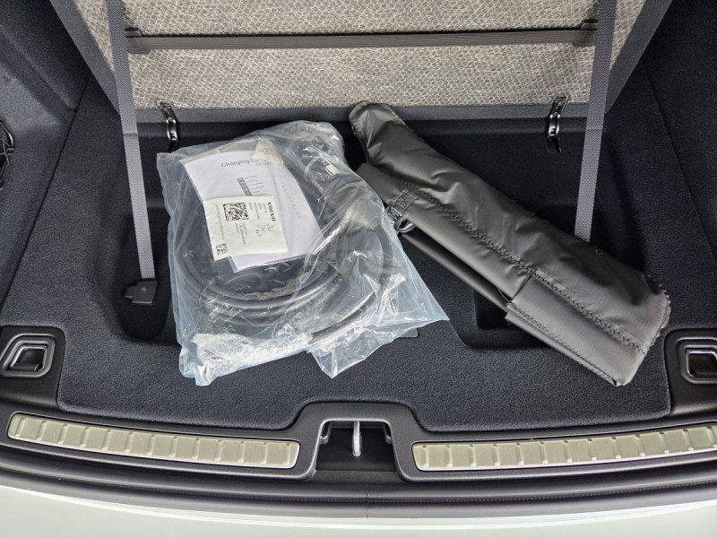 Photo 30 de l'offre de Volvo V60 (2) T6 AWD Hybride rechargeable 253 ch + 145 ch Geartronic 8 Plus Dark à 52990€ chez Carlyss automobiles Vitré