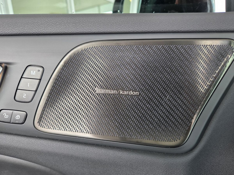 Photo 26 de l'offre de Volvo V60 (2) T6 AWD Hybride rechargeable 253 ch + 145 ch Geartronic 8 Plus Dark à 52990€ chez Carlyss automobiles Vitré