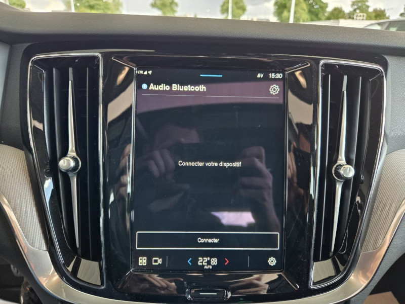 Photo 19 de l'offre de Volvo V60 (2) T6 AWD Hybride rechargeable 253 ch + 145 ch Geartronic 8 Plus Dark à 52990€ chez Carlyss automobiles Vitré