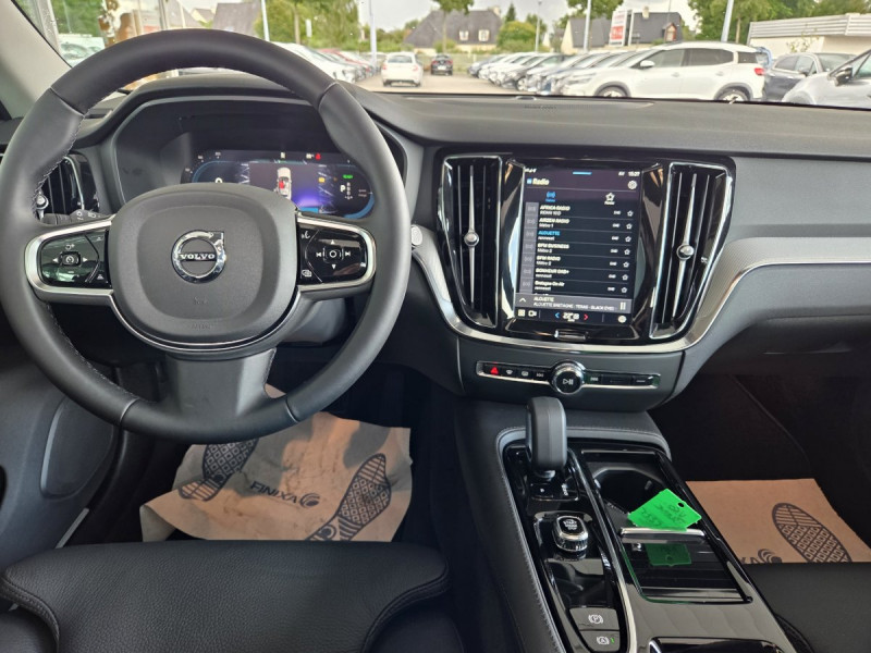 Photo 9 de l'offre de Volvo V60 (2) T6 AWD Hybride rechargeable 253 ch + 145 ch Geartronic 8 Plus Dark à 52990€ chez Carlyss automobiles Vitré