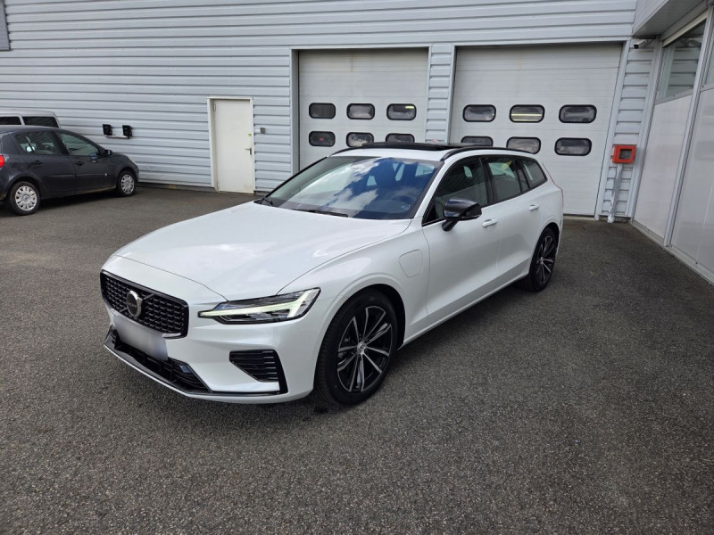 Photo 2 de l'offre de Volvo V60 (2) T6 AWD Hybride rechargeable 253 ch + 145 ch Geartronic 8 Plus Dark à 52990€ chez Carlyss automobiles Vitré