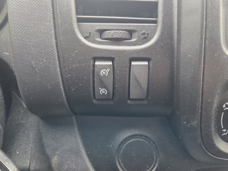 Photo 12 de l'offre de Renault Trafic (3) 13992 euros HT Fourgon Conf+ L1H1 1000 Ener dCi 120 à 16790€ chez Carlyss automobiles Vitré