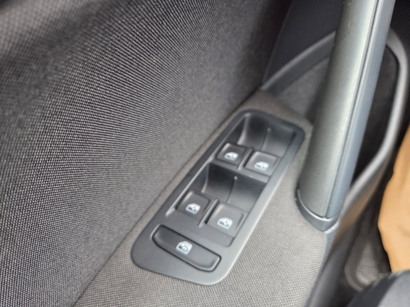 Photo 18 de l'offre de VOLKSWAGEN Golf (7) 1.6 TDI 115 BVM5 Confortline à 16490€ chez Carlyss automobiles Vitré