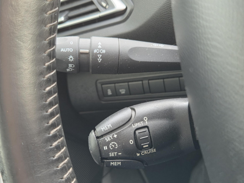 Photo 18 de l'offre de PEUGEOT 308 (2) 1.6 E-HDI 115 FAP ALLURE à 7490€ chez Carlyss automobiles Vitré