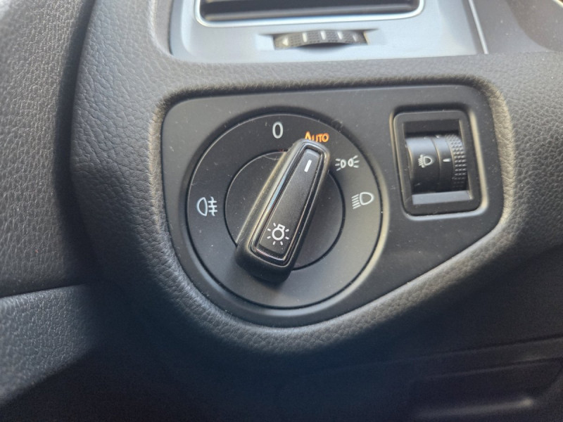 Photo 17 de l'offre de VOLKSWAGEN Golf (7) 1.6 TDI 105 BVM5 Trendline à 11990€ chez Carlyss automobiles Vitré
