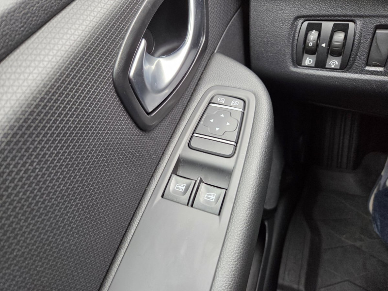 Photo 18 de l'offre de RENAULT Clio (4) Limited dCi 90 - 18 à 11990€ chez Carlyss automobiles Vitré