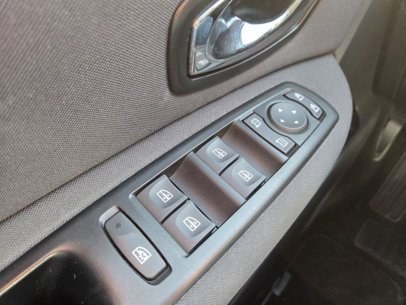 Photo 13 de l'offre de RENAULT Scénic (3) Limited Energy dCi 110 à 9990€ chez Carlyss automobiles Vitré