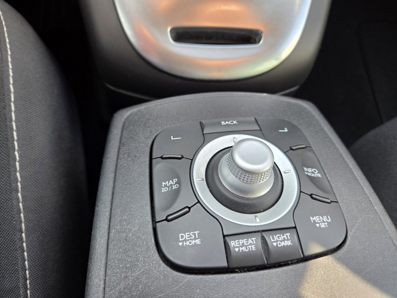 Photo 20 de l'offre de RENAULT Scénic (3) Limited Energy dCi 110 à 9990€ chez Carlyss automobiles Vitré