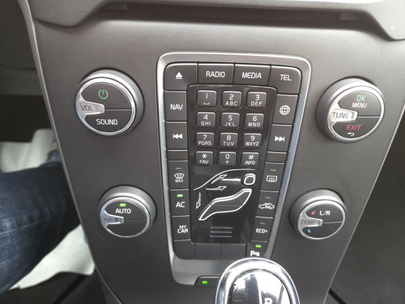 Photo 16 de l'offre de Volvo V40 (2) D2 AdBlue 120 Geartronic 6 Momentum à 17490€ chez Carlyss automobiles Vitré