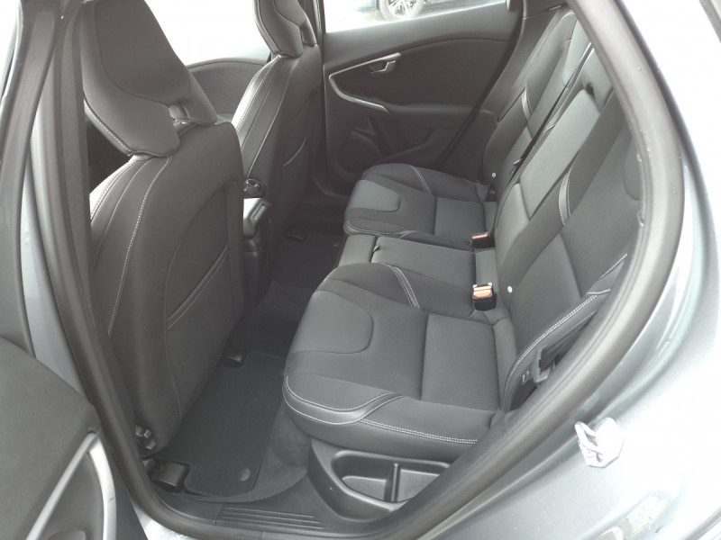 Photo 8 de l'offre de Volvo V40 (2) D2 AdBlue 120 Geartronic 6 Momentum à 17490€ chez Carlyss automobiles Vitré