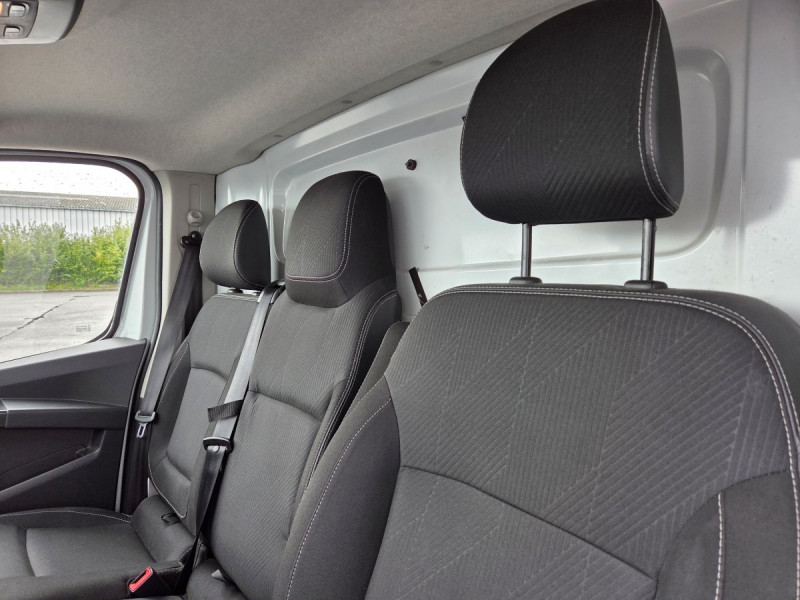 Photo 8 de l'offre de Renault Trafic (3) 17075 euros HT FG GCF L1H1 2T8 Blue dCi 130 à 20490€ chez Carlyss automobiles Vitré