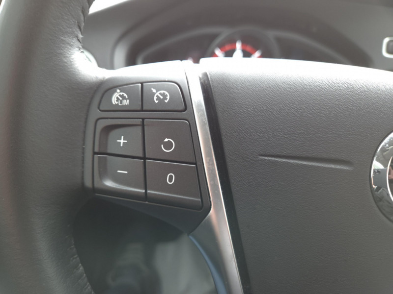 Photo 19 de l'offre de Volvo V40 (2) D2 AdBlue 120 Geartronic 6 Momentum à 17490€ chez Carlyss automobiles Vitré