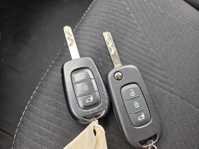 Photo 20 de l'offre de Renault Trafic (3) 17075 euros HT FG GCF L1H1 2T8 Blue dCi 130 à 20490€ chez Carlyss automobiles Vitré