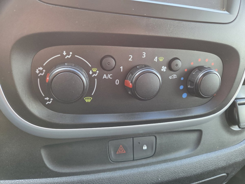 Photo 15 de l'offre de Renault Trafic (3) Zen L2 Energy dCi 125 9 places à 24490€ chez Carlyss automobiles Vitré