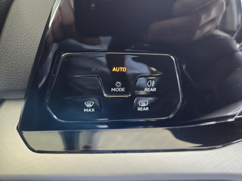 Photo 18 de l'offre de Volkswagen Golf (8) 2.0 TDI SCR 115 DSG7 Life Busi à 19790€ chez Carlyss automobiles Vitré