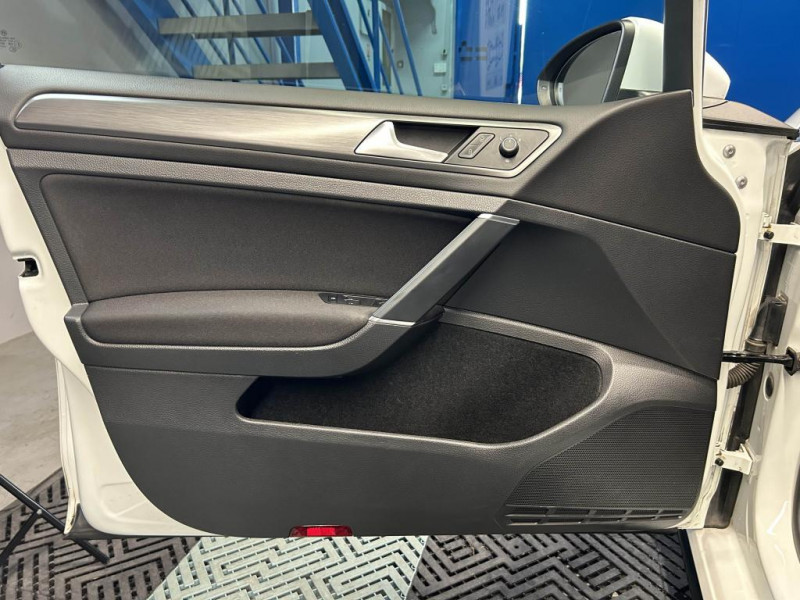 Photo 33 de l'offre de VOLKSWAGEN GOLF 7 1.5 TSI 150 Carat + Pack R Line BVM à 18490€ chez MKP Distribution