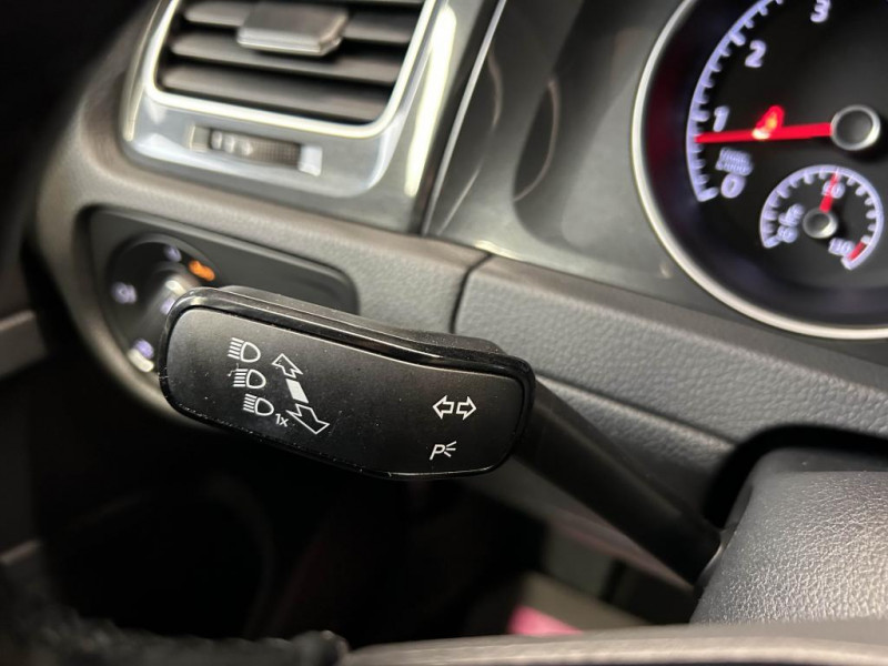 Photo 16 de l'offre de VOLKSWAGEN GOLF 7 1.5 TSI 150 Carat + Pack R Line BVM à 18490€ chez MKP Distribution