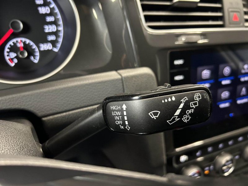 Photo 17 de l'offre de VOLKSWAGEN GOLF 7 1.5 TSI 150 Carat + Pack R Line BVM à 18490€ chez MKP Distribution