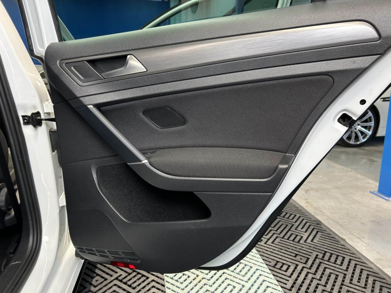 Photo 40 de l'offre de VOLKSWAGEN GOLF 7 1.5 TSI 150 Carat + Pack R Line BVM à 18490€ chez MKP Distribution