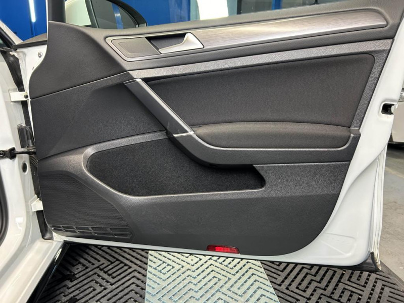 Photo 47 de l'offre de VOLKSWAGEN GOLF 7 1.5 TSI 150 Carat + Pack R Line BVM à 18490€ chez MKP Distribution