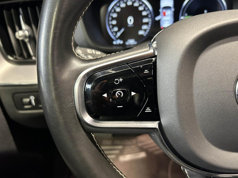 Photo 14 de l'offre de VOLVO XC60 2.0 T8 390  R-Design GEARTRONIC 8 à 34490€ chez MKP Distribution