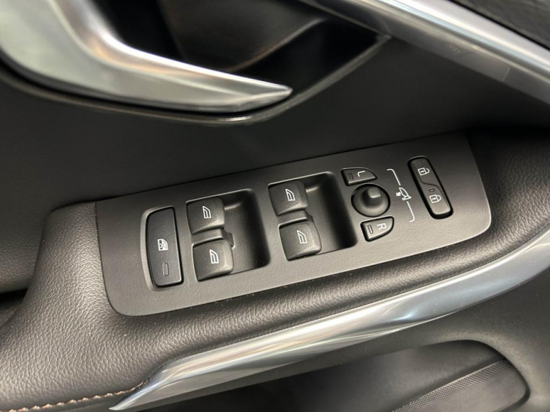 Photo 30 de l'offre de VOLVO V40 CROSS COUNTRY D2  2.0 120  Geartronic Cross Country Oversta Edition à 16490€ chez MKP Distribution