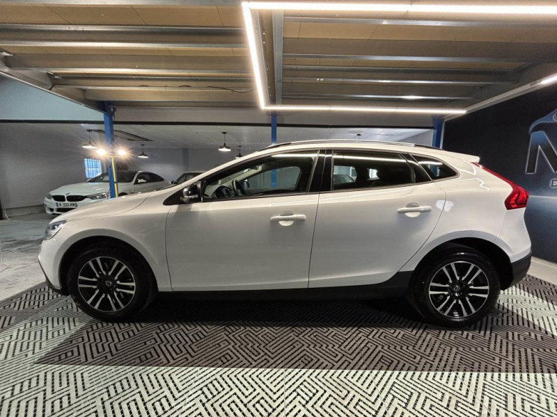 Photo 2 de l'offre de VOLVO V40 CROSS COUNTRY D2  2.0 120  Geartronic Cross Country Oversta Edition à 16490€ chez MKP Distribution