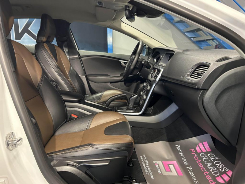 Photo 38 de l'offre de VOLVO V40 CROSS COUNTRY D2  2.0 120  Geartronic Cross Country Oversta Edition à 16490€ chez MKP Distribution