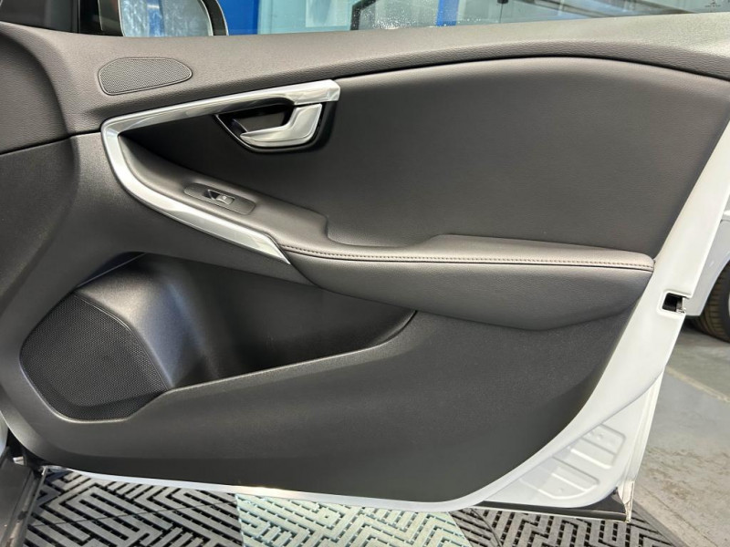 Photo 43 de l'offre de VOLVO V40 CROSS COUNTRY D2  2.0 120  Geartronic Cross Country Oversta Edition à 16490€ chez MKP Distribution
