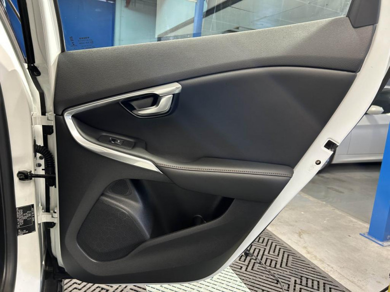 Photo 37 de l'offre de VOLVO V40 CROSS COUNTRY D2  2.0 120  Geartronic Cross Country Oversta Edition à 16490€ chez MKP Distribution