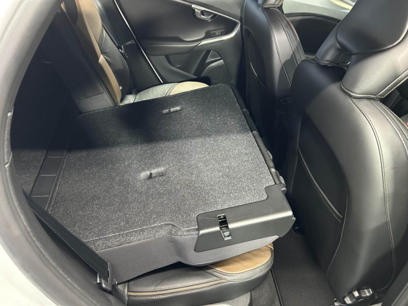 Photo 36 de l'offre de VOLVO V40 CROSS COUNTRY D2  2.0 120  Geartronic Cross Country Oversta Edition à 16490€ chez MKP Distribution
