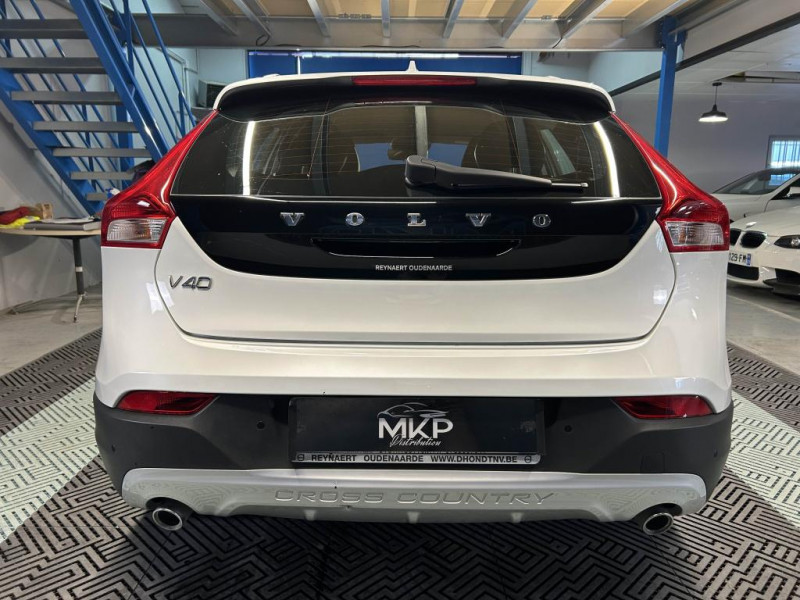 Photo 4 de l'offre de VOLVO V40 CROSS COUNTRY D2  2.0 120  Geartronic Cross Country Oversta Edition à 16490€ chez MKP Distribution