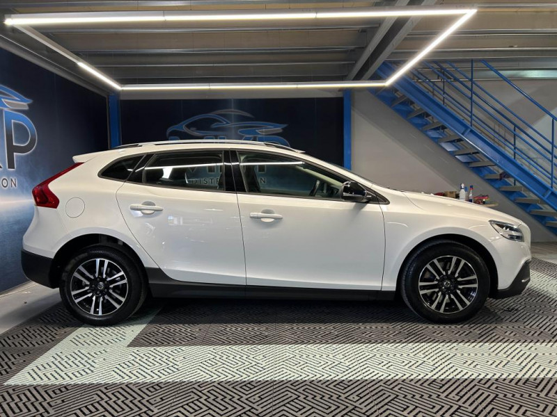 Photo 6 de l'offre de VOLVO V40 CROSS COUNTRY D2  2.0 120  Geartronic Cross Country Oversta Edition à 16490€ chez MKP Distribution