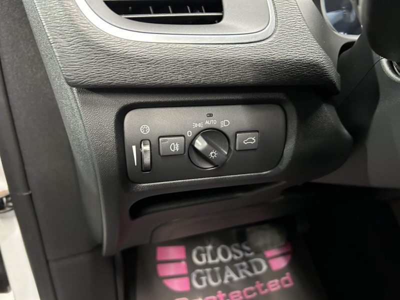 Photo 17 de l'offre de VOLVO V40 CROSS COUNTRY D2  2.0 120  Geartronic Cross Country Oversta Edition à 16490€ chez MKP Distribution