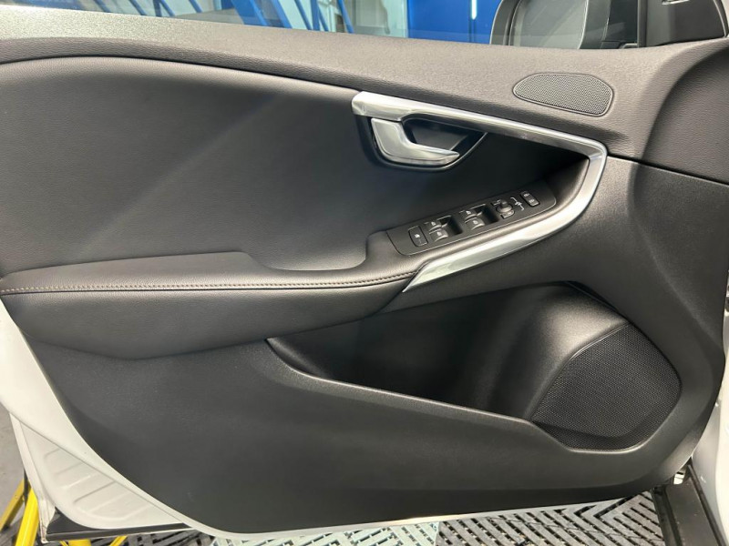 Photo 29 de l'offre de VOLVO V40 CROSS COUNTRY D2  2.0 120  Geartronic Cross Country Oversta Edition à 16490€ chez MKP Distribution