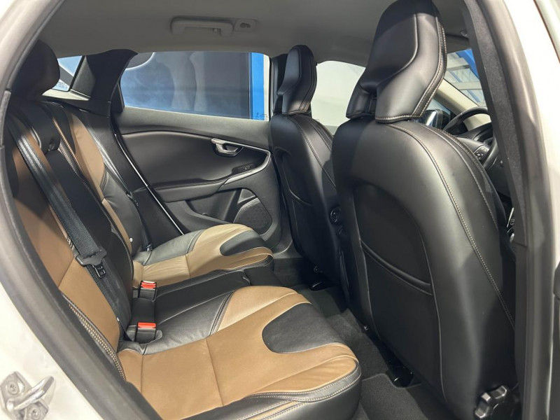 Photo 33 de l'offre de VOLVO V40 CROSS COUNTRY D2  2.0 120  Geartronic Cross Country Oversta Edition à 16490€ chez MKP Distribution