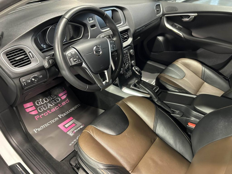 Photo 28 de l'offre de VOLVO V40 CROSS COUNTRY D2  2.0 120  Geartronic Cross Country Oversta Edition à 16490€ chez MKP Distribution