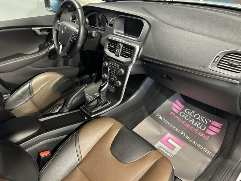 Photo 40 de l'offre de VOLVO V40 CROSS COUNTRY D2  2.0 120  Geartronic Cross Country Oversta Edition à 16490€ chez MKP Distribution