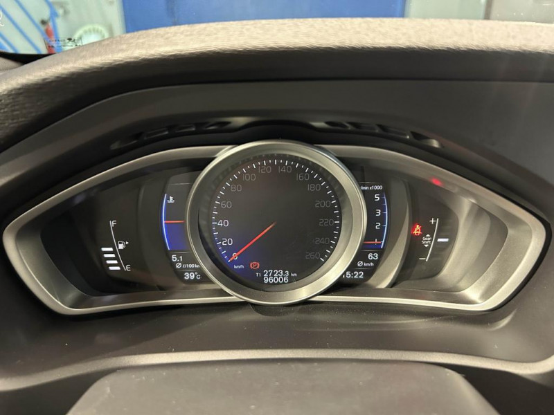Photo 11 de l'offre de VOLVO V40 D2  2.0  120  R-DESIGN  BVM à 15490€ chez MKP Distribution