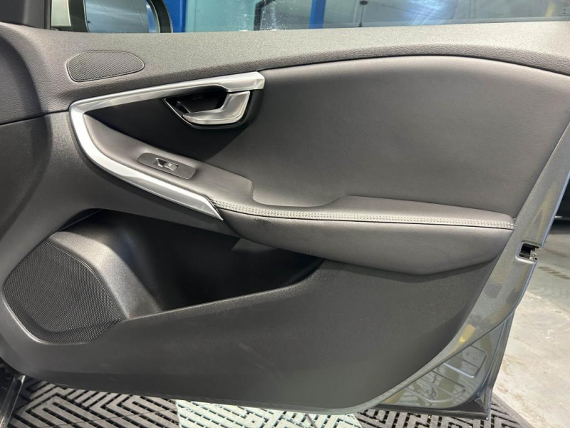 Photo 35 de l'offre de VOLVO V40 D2  2.0  120  R-DESIGN  BVM à 15490€ chez MKP Distribution