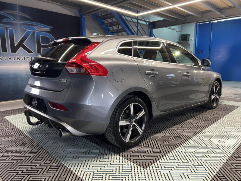 Photo 5 de l'offre de VOLVO V40 D2  2.0  120  R-DESIGN  BVM à 15490€ chez MKP Distribution