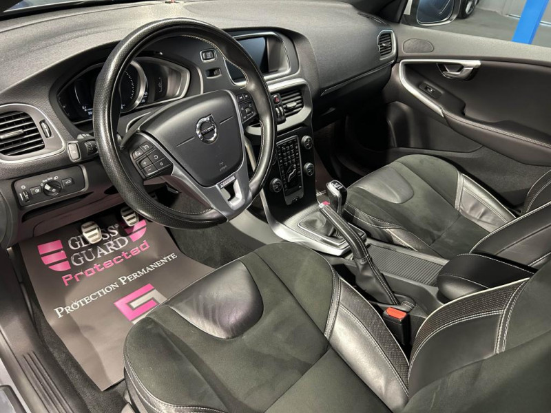 Photo 25 de l'offre de VOLVO V40 D2  2.0  120  R-DESIGN  BVM à 15490€ chez MKP Distribution