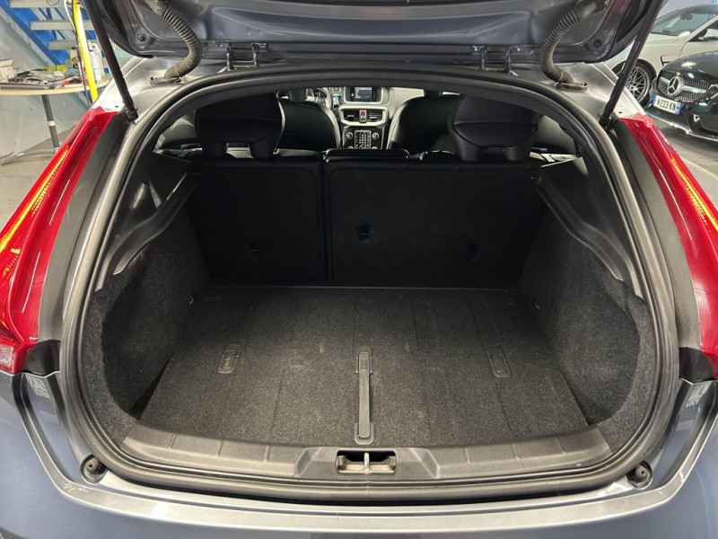 Photo 9 de l'offre de VOLVO V40 D2  2.0  120  R-DESIGN  BVM à 15490€ chez MKP Distribution
