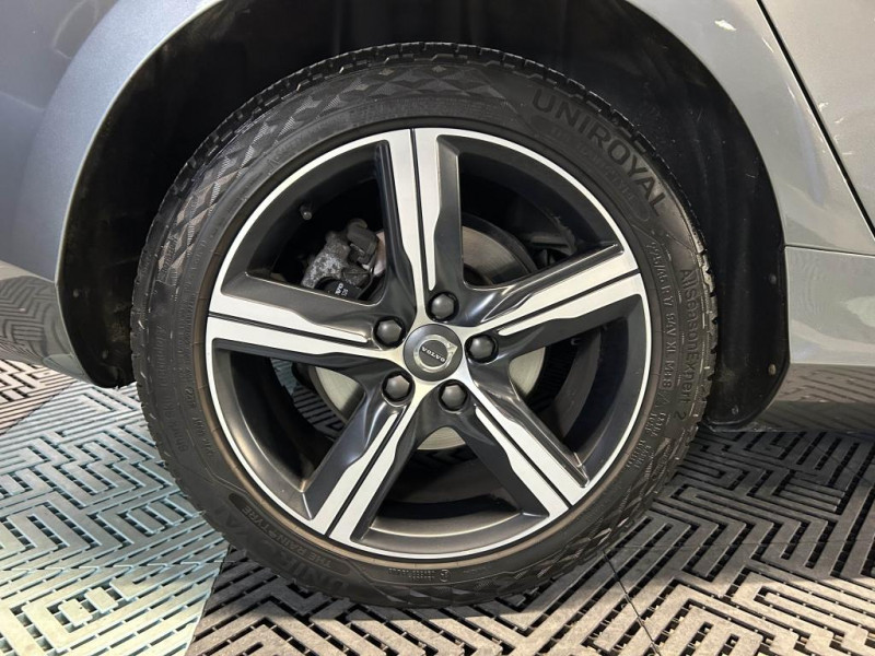 Photo 41 de l'offre de VOLVO V40 D2  2.0  120  R-DESIGN  BVM à 15490€ chez MKP Distribution
